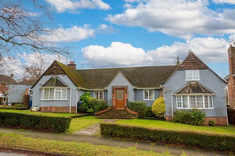 HERVEY ROAD A rare opportunity to acquire this fantastically presented three-bedroom detached chalet style property located within the highly sought after western side of Bury St Edmunds. Believed to be constructed in the 1950's, this property provid...