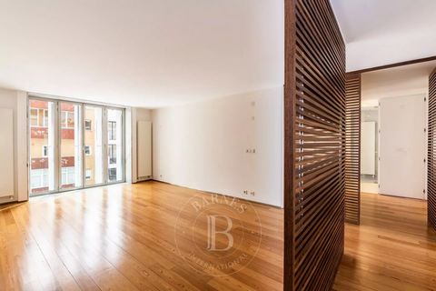3-bedroom flat in the Lisbon Stone Block building in Avenidas Novas. Located in a flat area of Lisbon, with shops, restaurants, supermarkets and an excellent transport network, close to the Calouste Gulbenkian Foundation, Culturgest and Campo Pequeno...