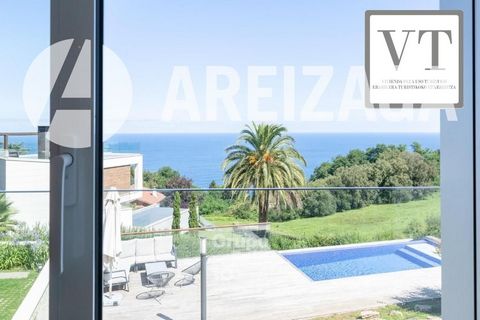 Areizaga Real Estate exclusive property. Villa with spectacular sea views, consisting of 2 independent luxury homes, both with tourist license (VT) and infinity pool. It is located in the neighborhood of Igeldo, specifically on a landscaped plot of 1...