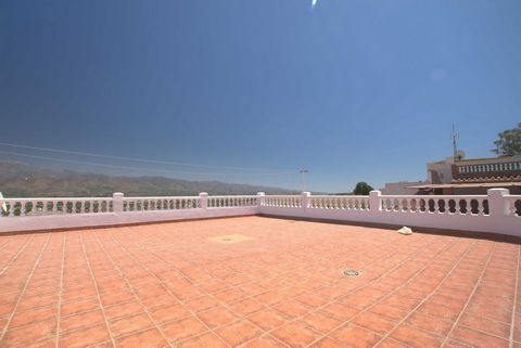 Apartament of 153 square meter, very bright and with unobstructed views, located in Benamocarra. It consists of 5 bedrooms, 2 full bathrooms, large kitchen, living room with access to a terrace with views of the mountains. It is the second floor of a...