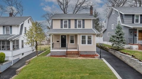 This beautifully renovated property with 3 spacious bedrooms and 3 full, modern bathrooms emits luxury all around! Step inside to discover hardwood floors, creating a warm and inviting atmosphere. The heart of the home is undoubtedly the gorgeous bra...