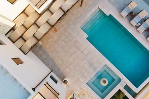 Villa Eviva is een moderne villa met alle comfort die je maar kunt wensen. 3 slaapkamers met uitzicht op zee. Prachtige tuin met een 50m² groot zwembad.
