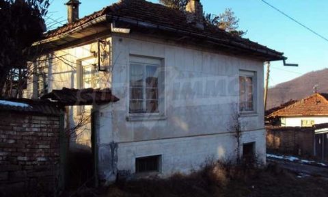 SUPRIMMO Agency: ... Two-storey house in a village 15 km from the main road E 772. The village is located 20 minutes drive from the old capital Veliko Tarnovo. The property is an old rural house with a total area of 120 sq.m. It has two bedrooms, a c...