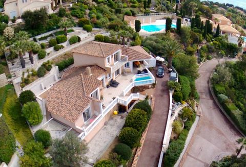 The opportunity to acquire a property with 146 m2 of living space in the highly sought-after Parc de La Vigie: Secure access, maintenance (low charges) of the large swimming pool and green areas, proximity to the magnificent beach of La Gaillarde, an...