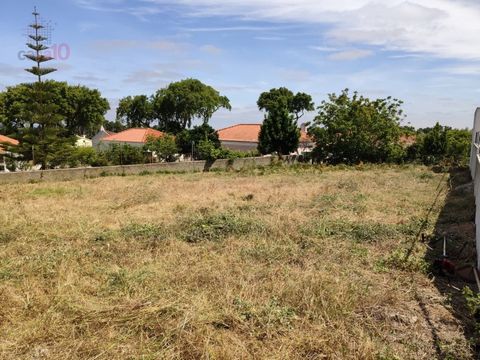 Land for sale with project for housing, in Sesimbra Land, with a total area of 535m2, with an approved project, already with a license for the construction of a 3 bedroom villa with swimming pool and garage. It has a water hole. Located in a very qui...