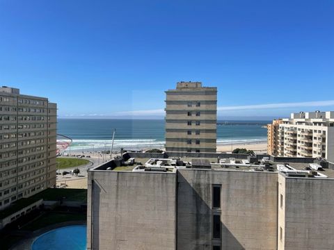 3 bedroom flat with sea views. Living room and suite facing west and two bedrooms to the east with a full bathroom. One guest bathroom. Fully equipped kitchen and laundry room. A double garage and storage space. Privileged location in Matosinhos Sul,...
