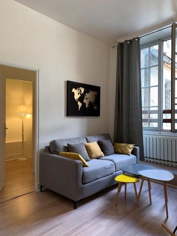 Appartement 2 pièces 48.02 m2 Chambery 73000 Sébastien Mithieux vous présente ce charmant appartement en plein coeur du centre historique du Chambéry situe au deuxième étage sans ascenseur. Il dispose d'une spacieuse pièce à vivre d'une cuisine indép...