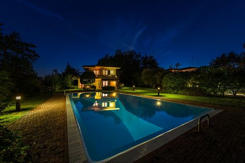 In a hilly area surrounded by greenery, 3 km from the lake, we offer a detached villa with private swimming pool. The property is characterized by large spaces and is ideal as a second home for large families and possibly also as a first home to be u...