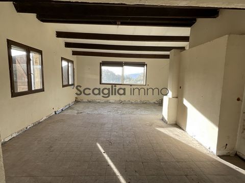 The SCAGLIA Immo agency offers for sale, this detached house with a living area of 170 m2, built on a plot of land of about 900 m2. Two other plots complete this property for a total area of 1,950 m2. The property is to be completely renovated. Ideal...