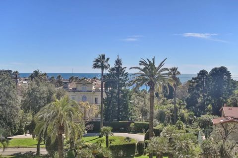 CANNES-CROIX DES GARDES -In the heart of a sumptuous “Belle Epoque” palace, we present to you this vast 3 bedrooms bourgeois apartment, offering magnificent views of the sea and the wonderful park belonging to the residence. Located on the second flo...
