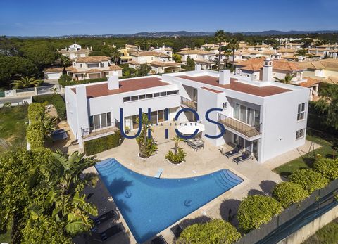 Experience the epitome of Algarve coastal living in this exquisite four-bedroom villa located in the highly sought-after Varandas do Lago development. Indulge in the allure of this elegant property, strategically positioned between the prestigious Qu...