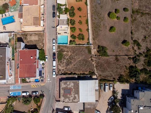Unique Opportunity in Santa Eulalia! For sale: plot with approved license and project for the construction of a stunning villa in one of the most desired areas of Santa Eulalia. The plot, spanning 422 m2, is located in a quiet residential area, just ...