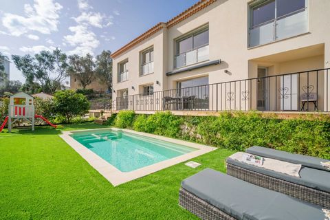 VALLAURIS 10 minutes from Cannes and 20 minutes from Nice airport. Villa of approx. 161m2, completely renovated in 2023, with unobstructed view of greenery and not overlooked. The ground floor comprises an entrance hall, a kitchen opening onto the li...