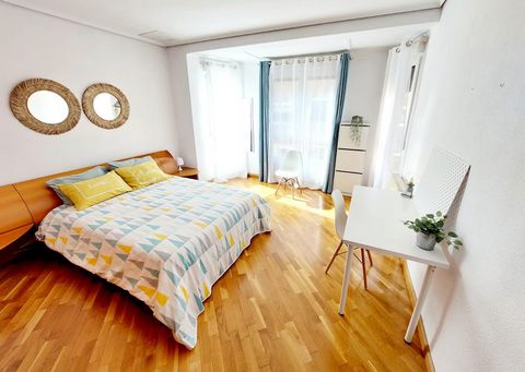 Appartement voor maximaal 6 personen, gelegen in het centrum van Castellón. Verdeeld over 3 slaapkamers, 2 badkamers, volledig uitgeruste keuken en woon-eetkamer. Perfect voor gezinnen, vrienden of stellen die een werkproject willen beginnen in Caste...