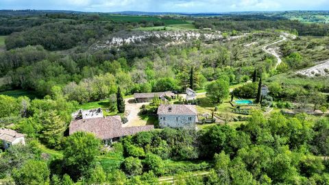 Looking for an exceptional setting? Located at the end of a pretty path, offering a panoramic and dominant view from a hill in the heart of nature, without any vis-a-vis. The Hamilton agency has discovered for you an exceptional residence of 250 m², ...
