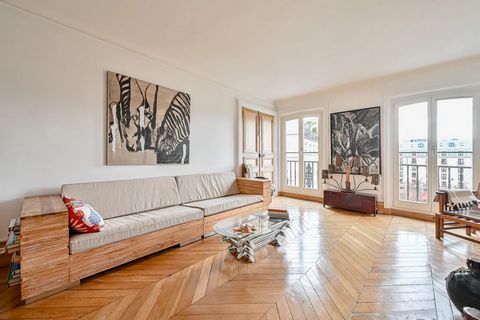 Bright apartment, Paris 1st between la Bourse de Commerce and le Centre PompidouOn the 5th floor with lift access, this walk-through flat comprises an entrance gallery, a living room with a balcony, a kitchen/diner, 2 bedrooms including a master suit...