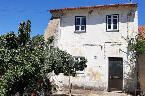 Two storey house to renovate or rebuild, located in Monchique. This traditional house consists of 4 rooms, kitchen, a bathroom, a backyard and is located on a plot of land for cultivation of 1,640 m2. In this village with a unique identity, surrounde...
