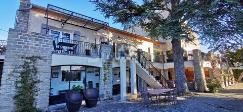 ref393ON: Gelegen in Vacqueyras, tussen wereldberoemde wijngaarden, dicht bij de Ventoux, de Dentelles de Montmirail, ontdek dit prachtige pand op ongeveer 2500 m² in het centrum van het dorp. Het bestaat uit een huis van ongeveer 200 m², een master ...