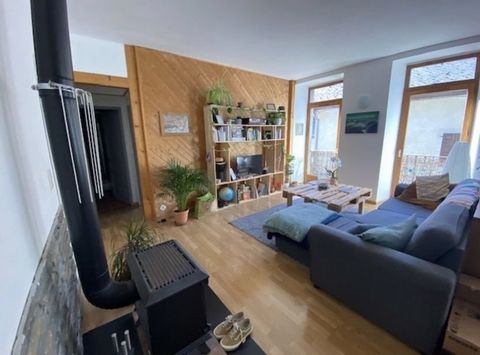 This large 3 bedroomed second floor apartment is south facing and located in an old building in the heart of the Village of Samoens. This property is currently occupied by a tenant with a lease that expires in January 2025. It has a total surface are...