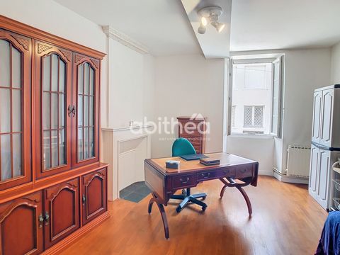 Located in the center of Angoulême, 2 steps from the Halles Centrales, your Abithéa agency presents this house of 5 rooms and 112m2. Discover the beautiful volumes of this bright house with 3 bedrooms and 1 office. On the ground floor a beautiful liv...