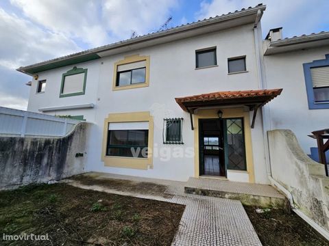 House inserted in a pleasant urbanization and at the gates of the Park of the Monks, Alcobaça. This villa consists of several floors: Basement for garage with access by a small patio. Inside it has a small kitchen, large space, bathroom and pantry / ...