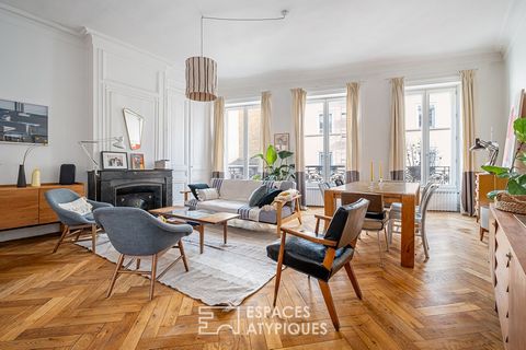 Located in the 9th arrondissement of Lyon, close to the Valmy metro station, on the 2nd floor, this 94m2 carrez apartment is the product of a quality contemporary renovation. The entrance, defined by custom-made storage, opens onto a large living roo...