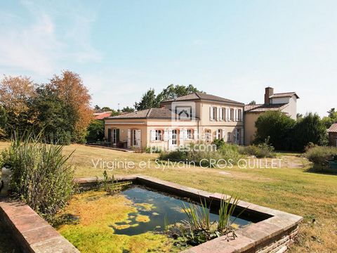 EXCLUSIVE - NORTH TOULOUSAIN 12 KM Toulouse (less than 15 min by motorway) - Property consisting of a House of Character 225 sqm secondary house 70 sqm double garage Swimming pool on large plot of almost 3000 sqm Beautiful property consisting of a ho...