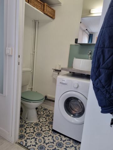 Furnished studio flat 16m2 Kitchennette equiped Double sofabed Work area Tv Washing machine Close to all amenites (Métro M4, RER B, bus, supermarket and minimarket, restaurents and take aways...)