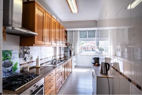This apartment is an excellent option for those looking for a location with easy access, well served by public transport. When we talk about public transport, we are talking about a proximity of about 200 meters to the Benfica train station and 50 me...