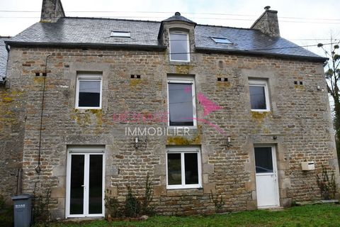 15 minutes from DINAN - Beautiful stone house of 140m2 of living space offering: A kitchen open to a double living room of 50 m2 with a fireplace, a wood stove with access to the garden, 3 beautiful bedrooms, one of which is large with a bathtub, a l...