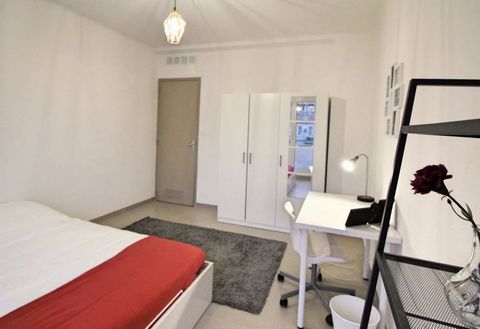Spacious 15m² bedroom, fully furnished with a double bed (140x190) and a bedside table with a lamp. A workspace is also available, equipped with a desk, chair, and lamp. The room offers ample storage with a wardrobe and shelving. A highlight of this ...