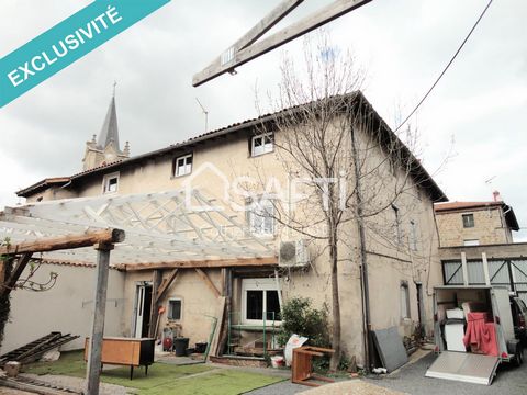 I am delighted to present to you in the heart of the village , a unique real estate. Investment opportunity, for a surface area of 500m2 on 2 levels with an enclosed courtyard of 470m2 with well and outbuildings of 70m2 each. Do not hesitate to conta...