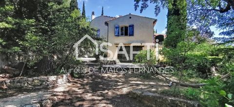 Property of 250m2! The main floor is composed of an entrance, a living room of 70m2, a kitchen, 3 bedrooms, 2 bathrooms.The 1st floor is a master bedroom with dressing room, bathroom and a terrace. At the level-1 you can find a cellar about 60m2 and ...