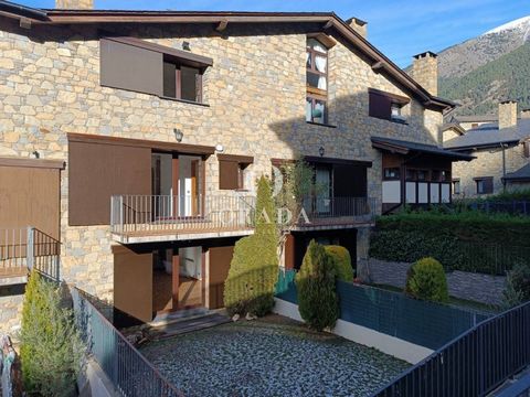 This 380 m² townhouse is located in Sant Julià de Lòria, just 5' from the center, and is distributed over 3 floors plus a garage. It features 3 double bedrooms with built-in wardrobes, one of them en suite, 3 full bathrooms, separate kitchen and livi...