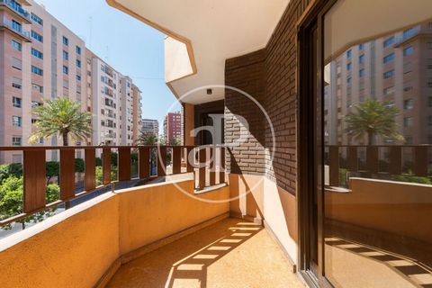 Appartement à rénover de 148 m2 avec terrasse et vues dans la région de Jaume Roig, Valencia.La propriété dispose de 4 chambres, 2 salles de bain, armoires intégrées, buanderie, balcon et chauffage. Ref. VV2404037 Features: - Terrace - Lift - Balcony