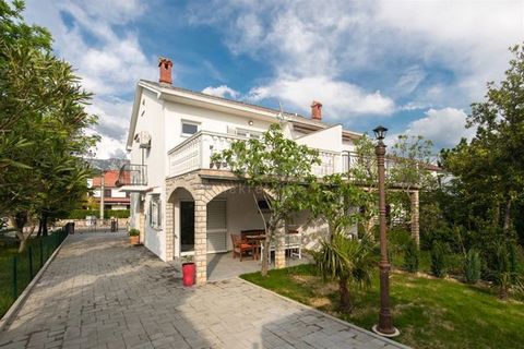 CRIKVENICA, JADRANOVO - ładny dom wakacyjny o powierzchni 92m2 w centrum Jadranovo Sprzedajemy piękny dom wakacyjny o powierzchni 92 m², który został odnowiony w 2022 roku. Na piętrze domu znajdują się 2 sypialnie, piękna łazienka oraz duży taras i b...