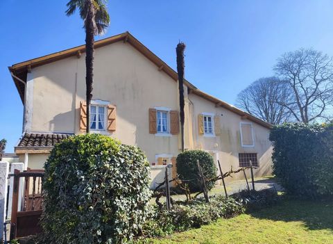 This village house is located near the medieval town of Sauveterre-de-Béarn, with easy access to shops, medical centers, restaurants and bars. The property offers today a large dining room, a bedroom (former cosy living room), kitchen, small dining r...