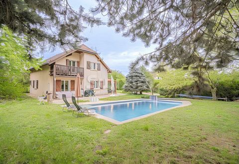 Réf. 914SR: Prevessin-Moens, close to the centre of the village, in a discreet and quiet location, you will be charmed by this detached 7-room house of 204m2 built on 2 levels on a fenced and wooded plot of 1'500m2 with heated swimming pool. It compr...