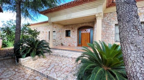 This exceptional house is located in the typical Spanish village of Pego. It is equipped with very high quality materials. These include real stone tiles, marble on the walls and floor and Tosca stone for decoration inside and out. We enter the main ...
