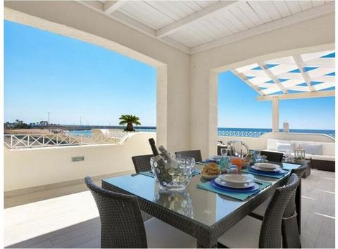 L`Attico di Alessia es un hermoso apartamento en la playa de arena de Campomarino, una de las playas más hermosas de Salento y Apulia. Es moderno y refinado, el apartamento de lujo puede acomodar hasta 6 invitados.