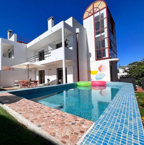 Located in Aldeia dos Capuchos, just a few minutes from Lisbon, overlooking the sea, this stylish house offers everything a comfortable life needs. With a fully equipped kitchen, 5 bedrooms, fireplace, barbecue and swimming pool, it is the ideal spac...