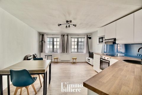This fully renovated T2 flat is ideally located on the 4th floor of a historic 5-storey building in the heart of Bayonne's historic centre, just a few steps from the majestic cathedral. Measuring 41 m², it offers a bright, welcoming living space with...
