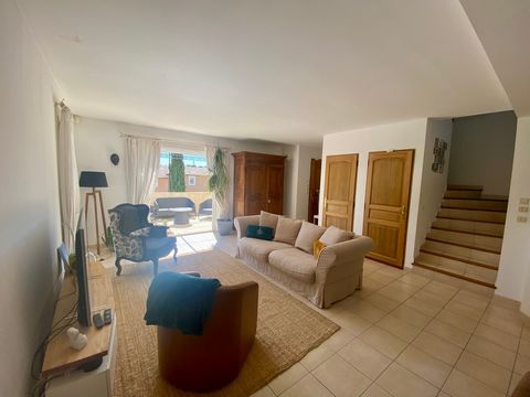 Aix en Provence Bagatelle, in a small private estate with trees and secure with digicode and in a privileged area, beautiful recent bastide built in 2002 with triple exposure, on a flat plot of 342m2, ideal for a family. Beautiful living room (living...