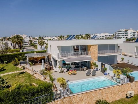 T3 semi-detached, modern villa with heated pool, large garden and private garage for two cars, set in a plot of land of 954m2, located in the residential area of Correeira in Albufeira. The villa is modern, and being in a elevated position, you have ...