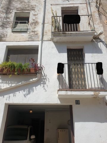 Do you want to design your dream home.....? Here's your chance: a village house in the heart of El Vendrell. It consists of 3 floors, each of them independent, one of them with 3 bedrooms and the other with two bedrooms, kitchen and bathroom on each ...