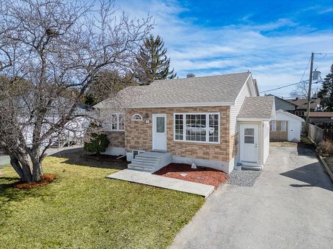 TO HAVE! Splendid 2+2 bedroom, 1.5 bathroom property located in an area in demand and 2 minutes from all services! 10 minutes from Ottawa! Well renovated over the years; bathrooms, roofing, windows and more! Fully finished basement, superb fenced bac...