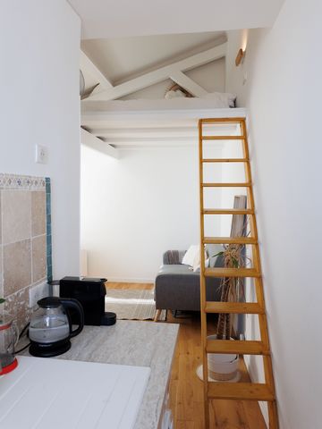 Cozy and luminous 18m2 studio, fully furnished, available for medium-term rent. Placed in the heart of the artistic quartier in Paris: Montmartre, 18eme arrondissement. 3 minutes away by walk from metro Abbesses. Near shops and excellent restaurants ...
