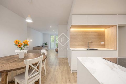 This magnificent apartment completely renovated and furnished is located on Lepanto street, Fort Pienc (l'Eixample). The apartment has a dining room living room with an Open kitchen equipped with all types of appliances, two bedrooms, a living room j...