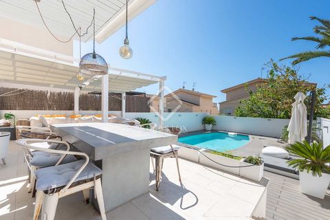 Located in one of Sitges' most popular neighbourhoods, just minutes from the beach of Aiguadolç, is this comfortable semi-detached house. Upon entering the property from the street, you are greeted by an inviting garden with a chill-out and barbecue ...