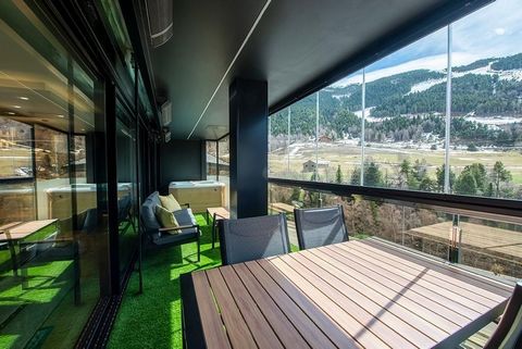 Appartement design dans la région de Canillo El Tarter, de 140 m. de surface avec une terrasse spectaculaire de 20 m² donnant sur les pistes de ski de Grandvalira et jacuzzi.~ ~ Il se compose de 3 chambres doubles avec salle de bains pour un total de...